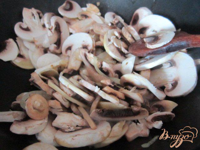 Фото приготовление рецепта: Теплый салат из шампиньонов и шпината шаг №2