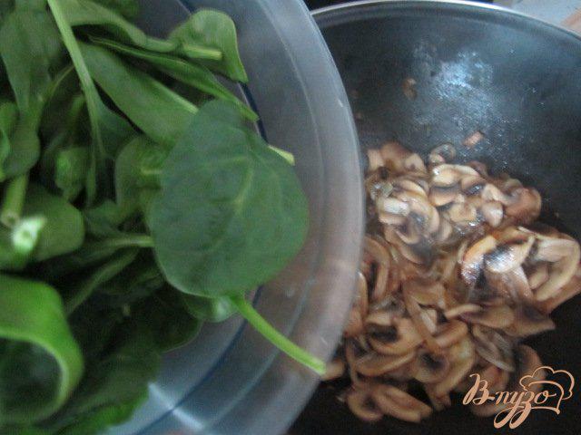 Фото приготовление рецепта: Теплый салат из шампиньонов и шпината шаг №3