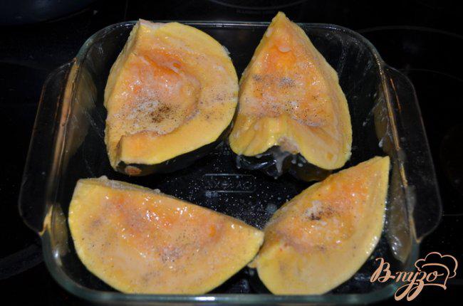 Фото приготовление рецепта: Акорн тыква с апельсиновой глазурью шаг №2