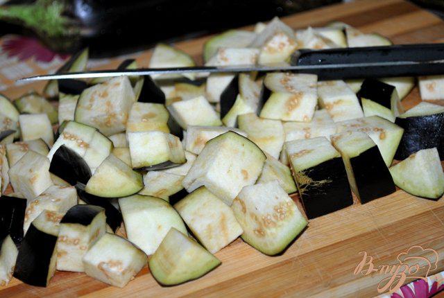 Фото приготовление рецепта: Картофель тушеный с баклажанами и болгарским перцем шаг №4