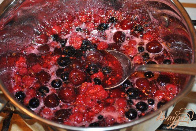 Фото приготовление рецепта: Десерт ягодный шаг №4