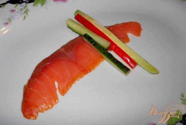 Фото приготовление рецепта: Закусочные рулетики из лосося с овощами шаг №2