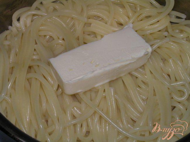 Фото приготовление рецепта: Запеченные купаты со спагетти шаг №3