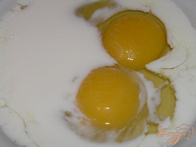 Фото приготовление рецепта: Омлет с маслинами шаг №1