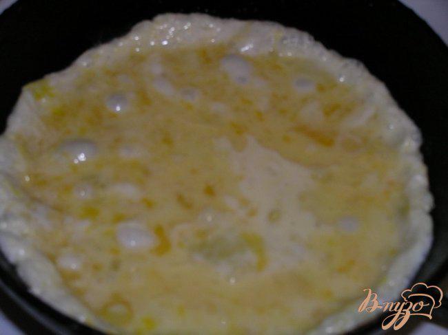 Фото приготовление рецепта: Омлет с маслинами шаг №2