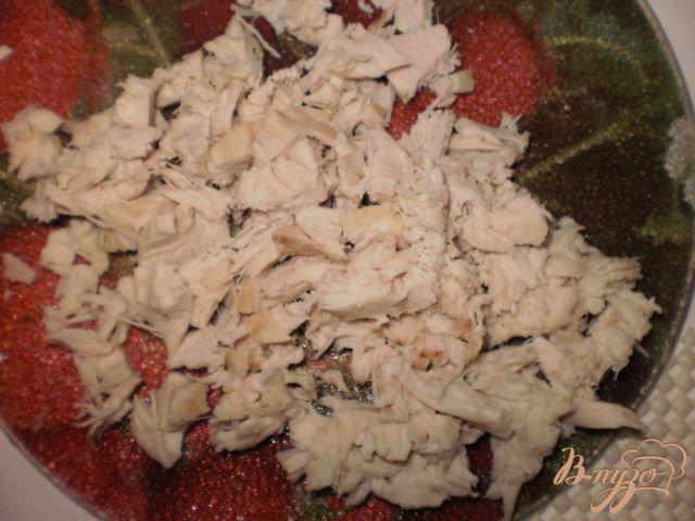 Фото приготовление рецепта: Салат из курицы с фасолью и сухариками шаг №2