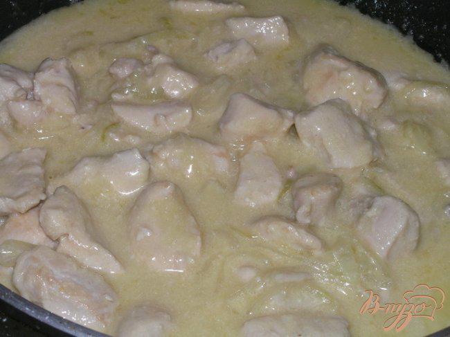Фото приготовление рецепта: Куриные грудки в пивно-сливочном соусе шаг №6