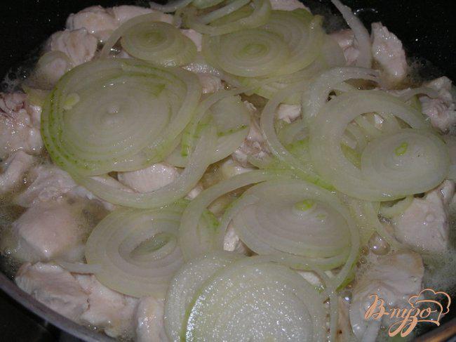 Фото приготовление рецепта: Куриные грудки в пивно-сливочном соусе шаг №3