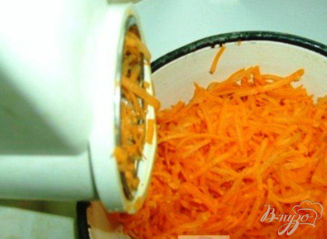 Фото приготовление рецепта: Рулетики из баклажан с пикантной морковью. шаг №1
