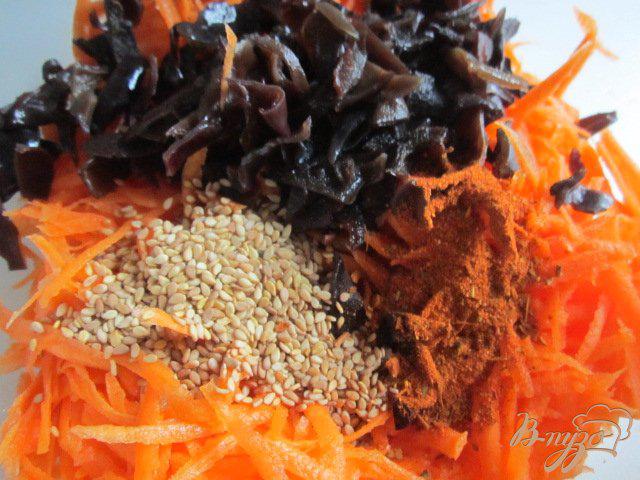 Фото приготовление рецепта: Морковный салат с черными грибами шаг №3