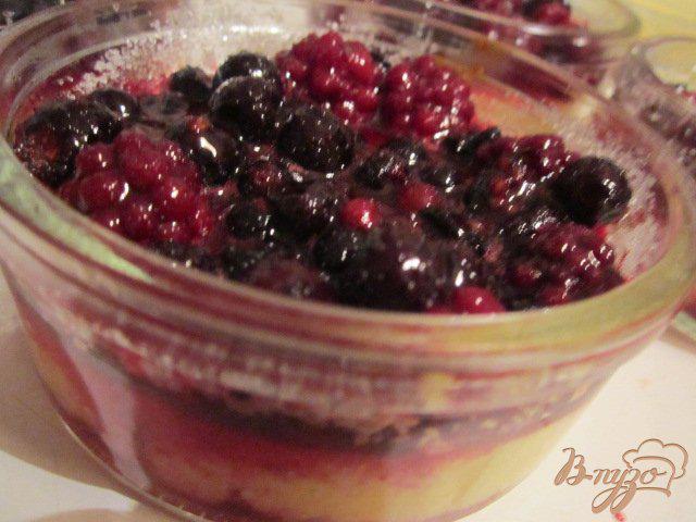 Фото приготовление рецепта: Теплый десерт с ягодами шаг №5