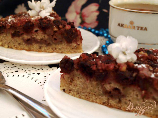 Фото приготовление рецепта: Вишнёвый пирог с шоколадом шаг №5