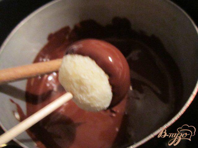 Фото приготовление рецепта: Кокосовые конфеты в шоколаде шаг №5