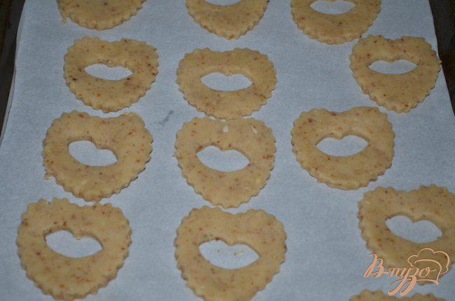 Фото приготовление рецепта: Печенье «Линзер» с малиновым джемом шаг №8