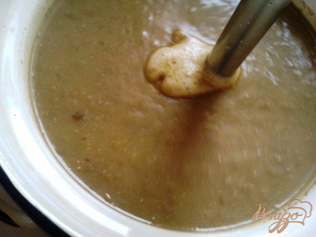 Фото приготовление рецепта: Суп-пюре из чечевицы с сыром и  копченой грудинкой. шаг №4