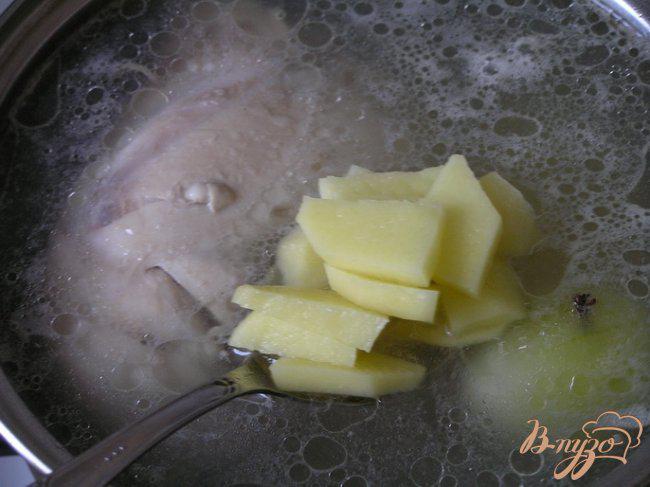 Фото приготовление рецепта: Куриный суп с брюссельской капустой шаг №2
