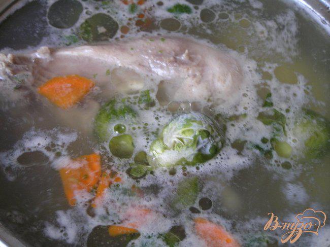 Фото приготовление рецепта: Куриный суп с брюссельской капустой шаг №4
