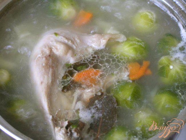 Фото приготовление рецепта: Куриный суп с брюссельской капустой шаг №5