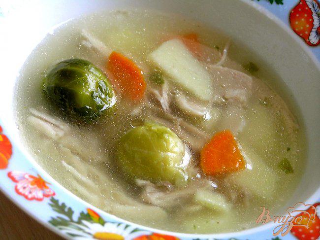 Фото приготовление рецепта: Куриный суп с брюссельской капустой шаг №6