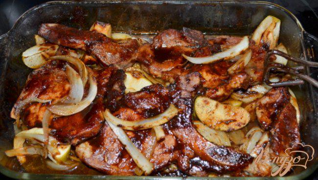 Фото приготовление рецепта: Свиные отбивные с яблоками и шалотом шаг №3