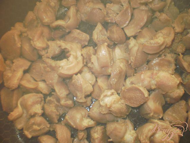 Фото приготовление рецепта: Тушеные куриные желудки шаг №3