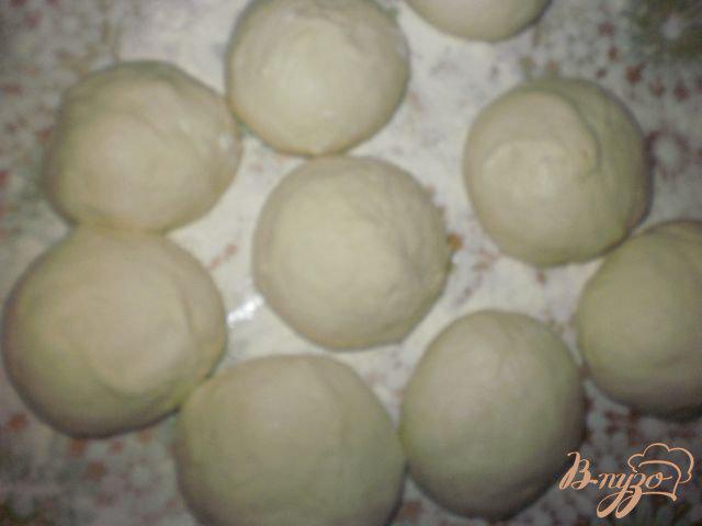 Фото приготовление рецепта: Пирожки с яйцами и зеленым луком шаг №4