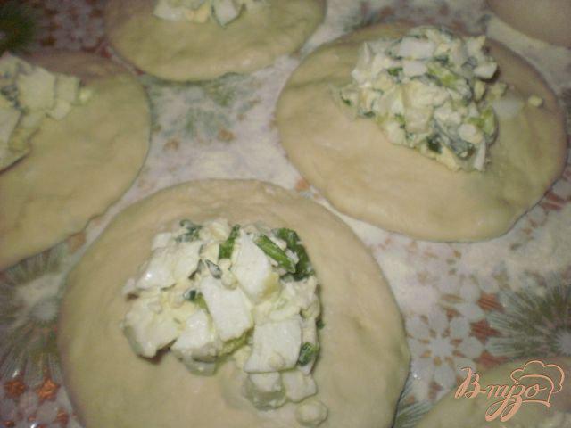 Фото приготовление рецепта: Пирожки с яйцами и зеленым луком шаг №5