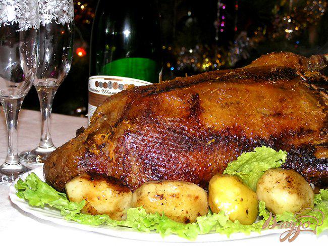 Фото приготовление рецепта: Рождественский фаршированный гусь в цитрусовой глазури с картофелем шаг №11