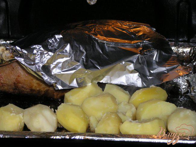 Фото приготовление рецепта: Рождественский фаршированный гусь в цитрусовой глазури с картофелем шаг №8