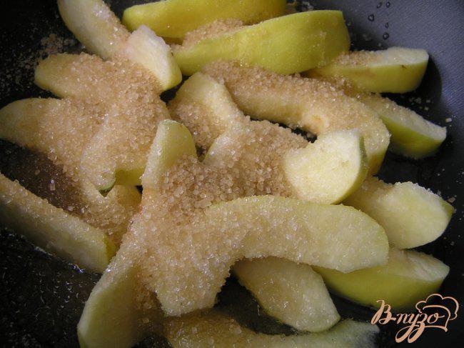Фото приготовление рецепта: Малиновый татен с айвой и яблоками шаг №1