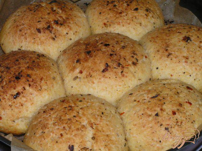 Фото приготовление рецепта: Гороховые булочки с оливковым маслом и травами шаг №10
