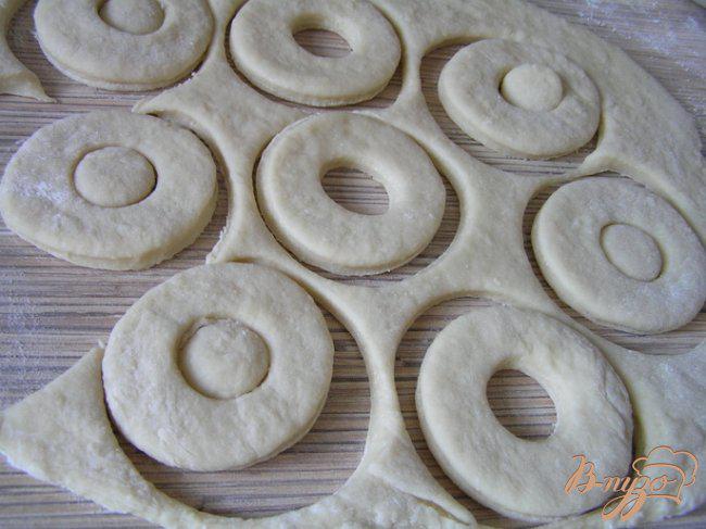 Фото приготовление рецепта: Пончики на кефире шаг №5