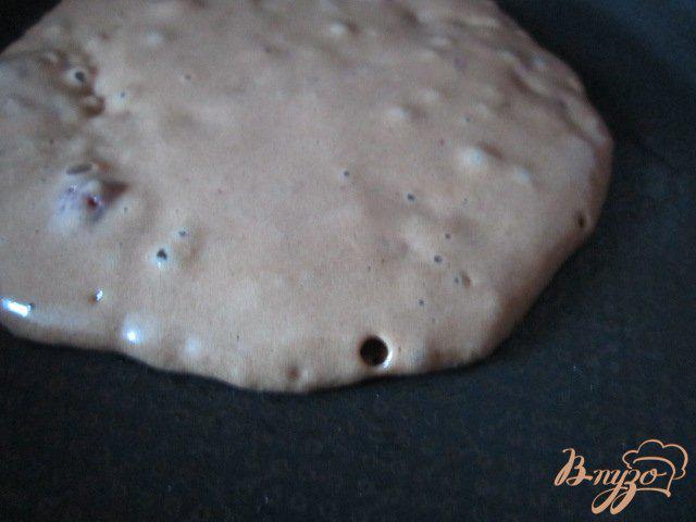 Фото приготовление рецепта: Шоколадные оладьи с малиной шаг №7