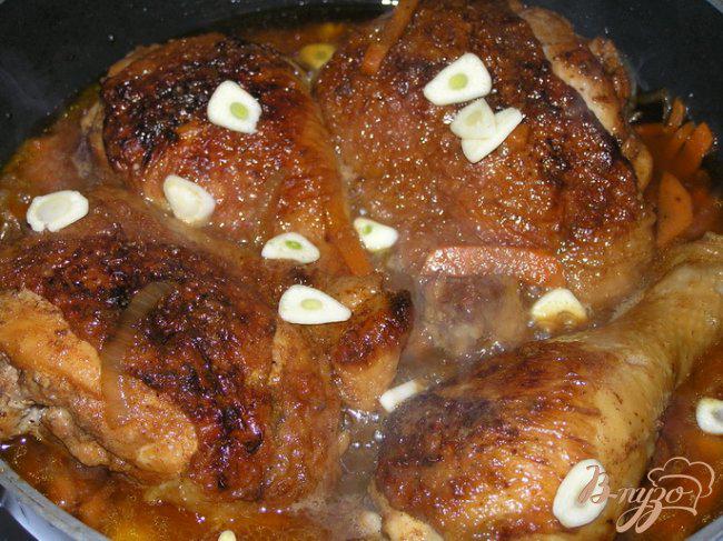Фото приготовление рецепта: Пряная курица, тушеная в пиве шаг №7