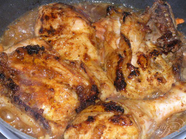 Фото приготовление рецепта: Пряная курица, тушеная в пиве шаг №6