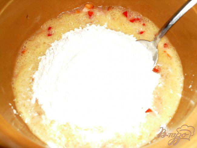 Фото приготовление рецепта: Закусочные кексы с ветчиной и перцем шаг №7