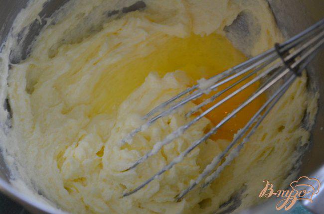 Фото приготовление рецепта: Ягодный кекс на кефире шаг №3