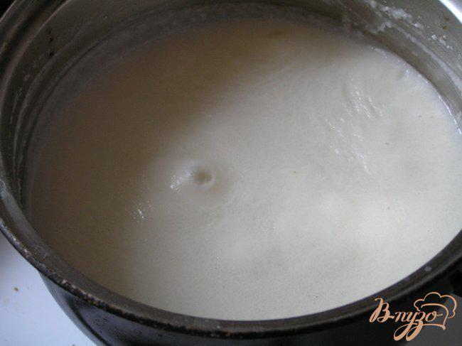 Фото приготовление рецепта: Смородиновый торт с кокосовым кремом шаг №5