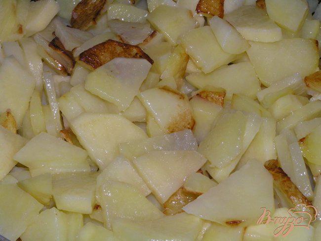 Фото приготовление рецепта: Жареный картофель с луком и чесноком шаг №2