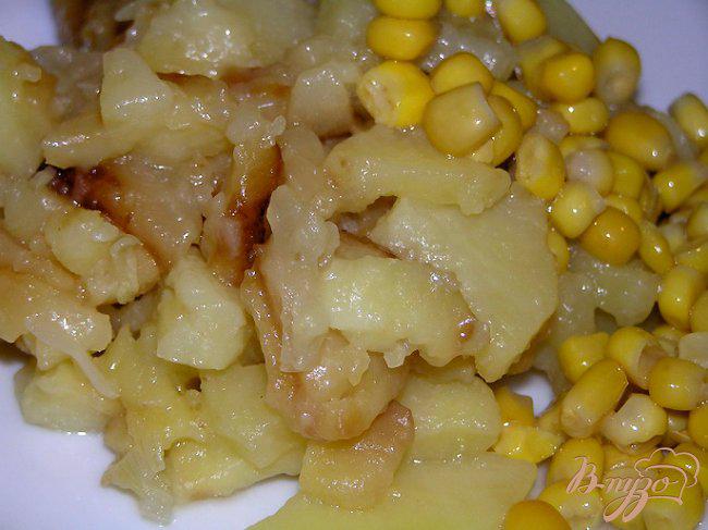 Фото приготовление рецепта: Жареный картофель с луком и чесноком шаг №5