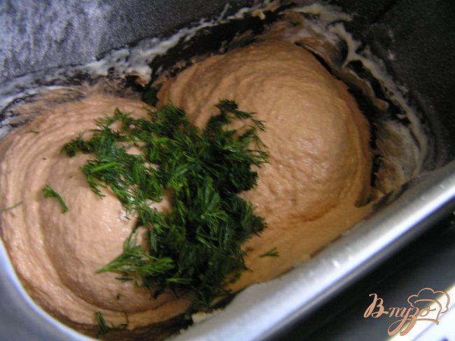 Фото приготовление рецепта: Томатный хлеб с тмином и укропом шаг №4
