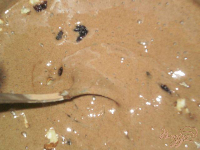 Фото приготовление рецепта: Бисквитный торт с черносливом и орехами шаг №4