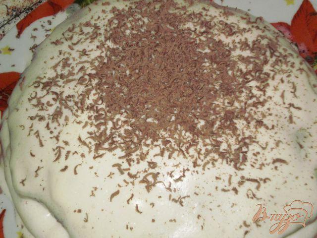 Фото приготовление рецепта: Бисквитный торт с черносливом и орехами шаг №9