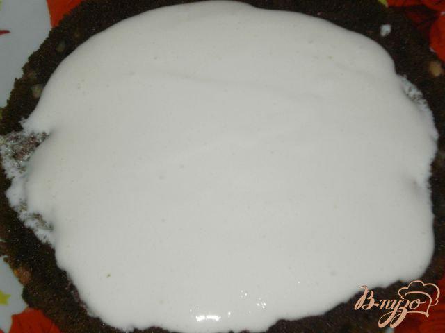 Фото приготовление рецепта: Бисквитный торт с черносливом и орехами шаг №8