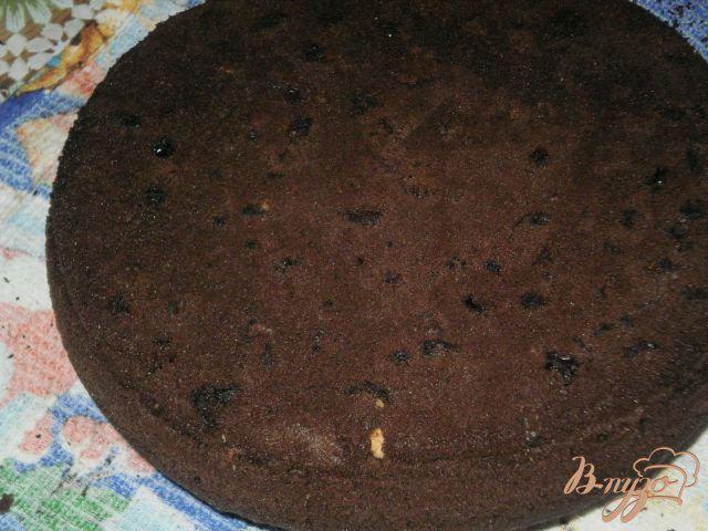 Фото приготовление рецепта: Бисквитный торт с черносливом и орехами шаг №6