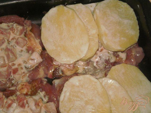 Фото приготовление рецепта: Мясо запеченное в духовке с картофелем шаг №7