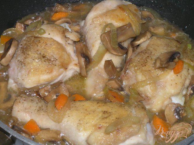 Фото приготовление рецепта: Курица, тушеная с грибами в белом вине шаг №5