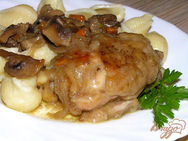 Фото приготовление рецепта: Курица, тушеная с грибами в белом вине шаг №7