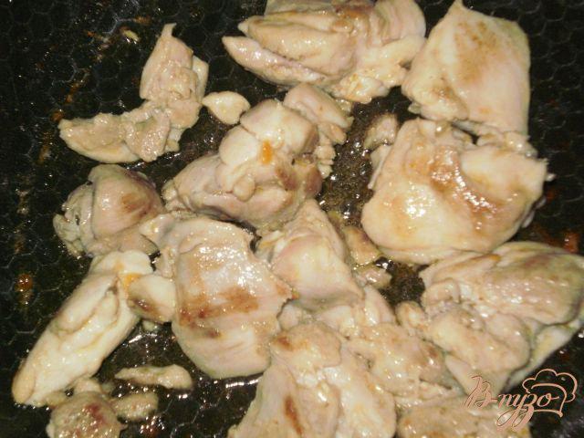 Фото приготовление рецепта: Курица тушеная с овощами и грибами шаг №2