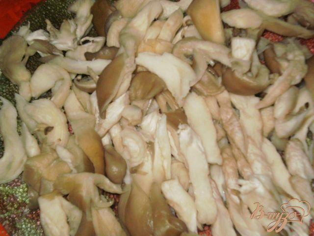 Фото приготовление рецепта: Курица тушеная с овощами и грибами шаг №3